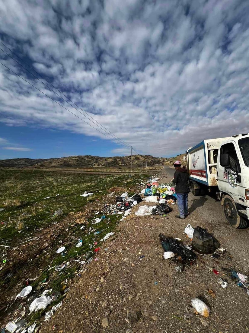 به‌شێك له‌ گونده‌كان زبڵ و خاشاك بە په‌رش و بڵاوی فڕێدەدەن
