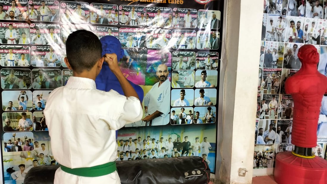 مركز وحيد لكن النتائج مبهرة.. شباب العبيدي أتقنوا منازلات “الكاراتيه” (فيديو)
