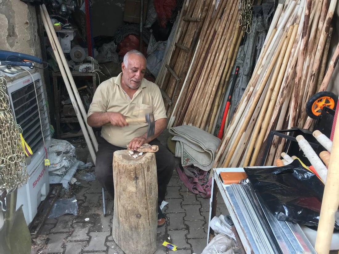 صور برائحة صفصاف الصويرة.. جعفر النجار يعرض صنائع يديه ويباهي بـ 100 عام مع الخشب