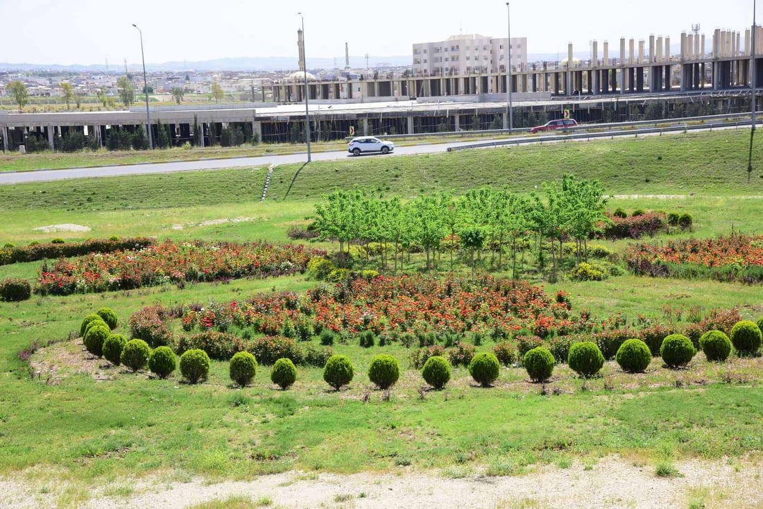 لە هەولێر، 194 باخچە، 22 پاركی گەورە، 22 پشتێنەی سەوزایی، 84 دوورگەناوەندی و 177 دارستان و چەند نەمامگەیەكی شارەوانی و 116 نافوورە هەیە و بەردەوامیش كار لەسەر زیادكردنی ڕێژەی سەوزایی لە شاری هەولێر دەكرێت.