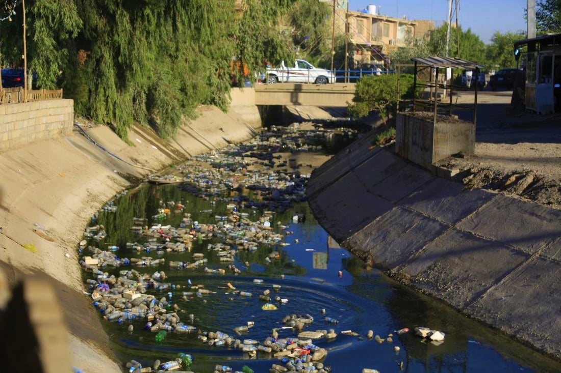 صور: نهر خريسان يتحول إلى اللون الأسود.. والوزارة: ننظفه أسبوعياً دون جدوى!
