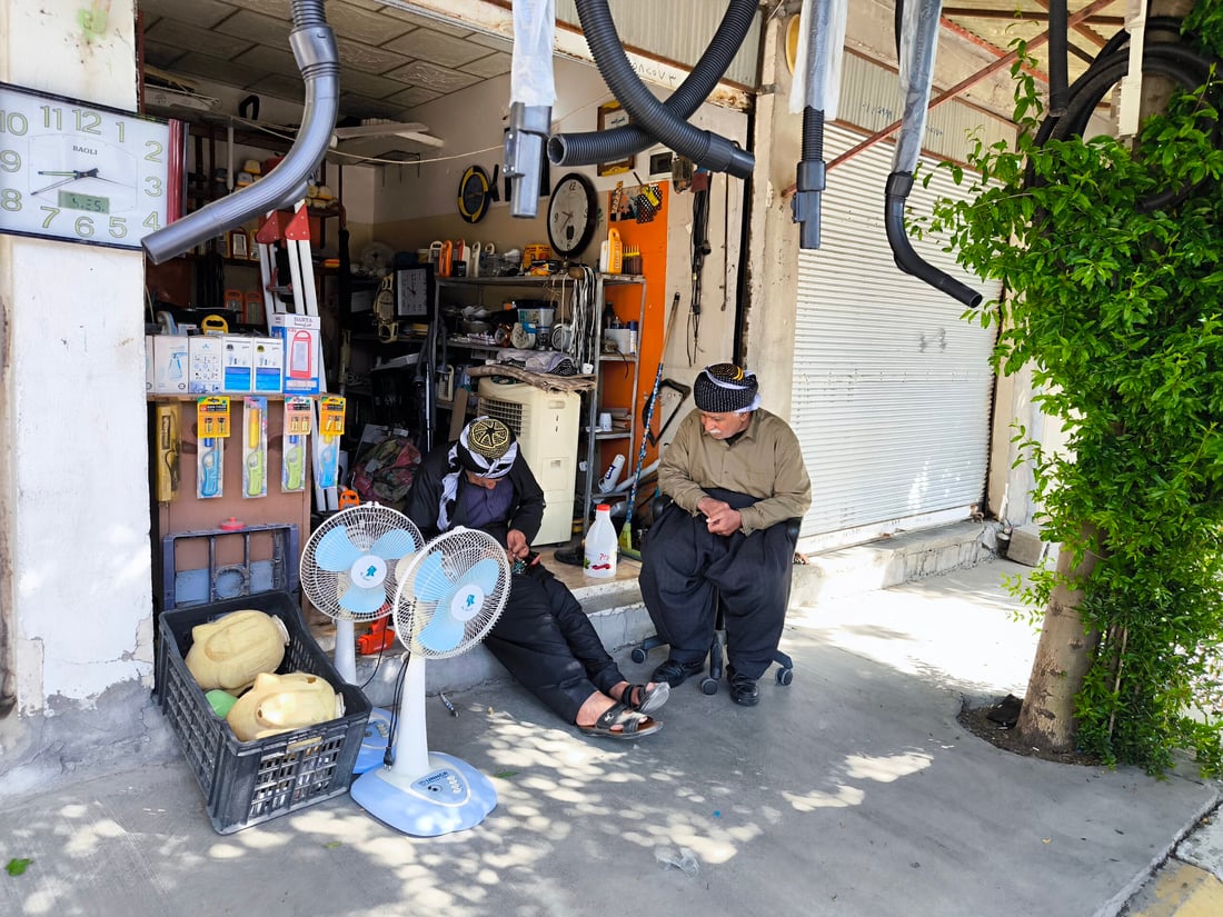 خوێندەواریی نییە و فێری چاککردنەوەی ئامێرە کارەباییەکان بووە 