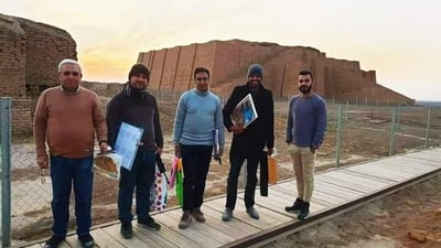 فنانو البصرة يوثقون بالرسم قصر الأخيضر بكربلاء وآثاراً في واسط وميسان