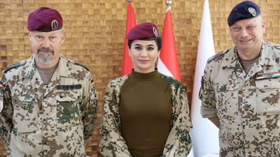 وفد عسكري ألماني يلقب نوخشه ناصح بـ”المرأة القوية” ويهديها بدلة جيشه