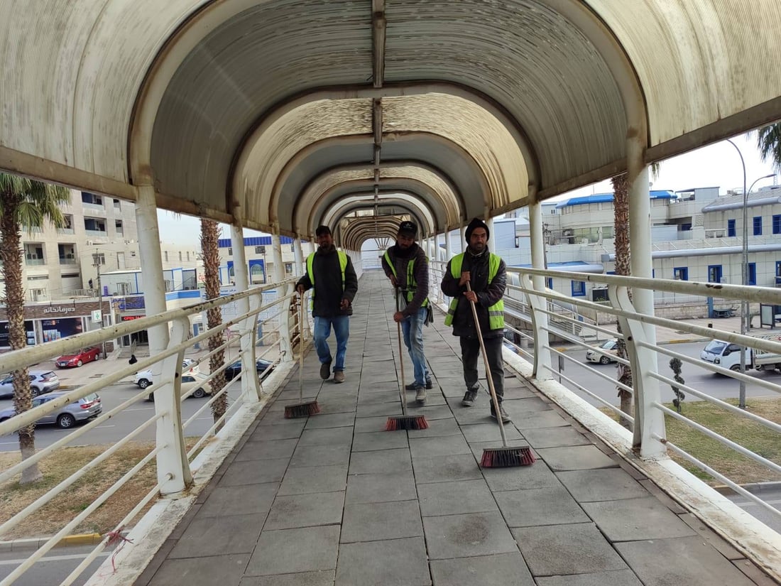 ژینگەپارێزی هەولێر سەر و ژێری پردەکانی پاک کردەوە