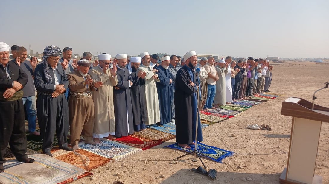 “تأخرت الأمطار فرفعنا أيدينا للسماء”.. آلتون كوبري تؤدي صلاة الاستسقاء (صور)