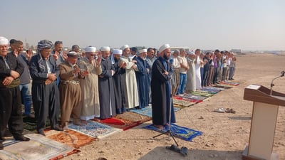 “تأخرت الأمطار فرفعنا أيدينا للسماء”.. آلتون كوبري تؤدي صلاة الاستسقاء (صور)