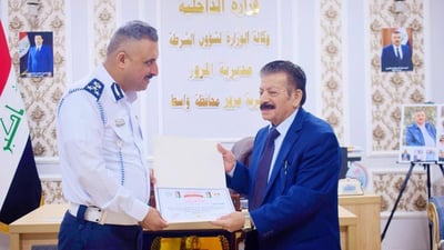 لم يرتكب مخالفة منذ 20 عاماً.. مرور واسط تكرّم محامياً بلقب “السائق المثالي”