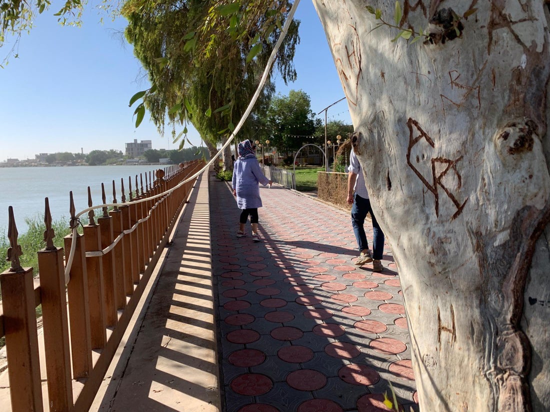 صور: إيطاليات في البصرة وبلغاريات يتأملن شجرة آدم.. انتهى الحر