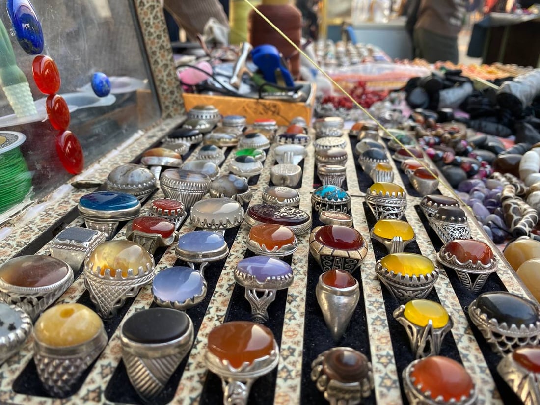 صور: لا أحد يشتري العقيق اليماني والسليماني في سوق الناصرية.. الأولوية للخبز