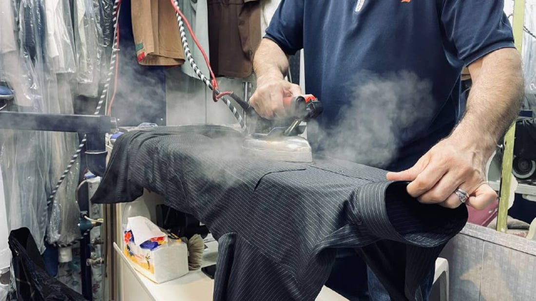 ضاري لا يخاف السيدات ويتعبه الأبيض.. أوتجية بغداد بلا نوم لتجهيز الدشاديش والغتر