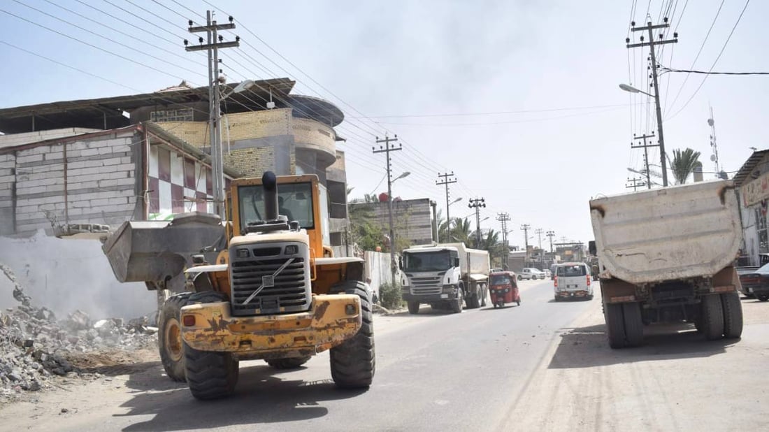 البصرة: “الشفل” سيدمر كلّ التجاوزات في شوارع “الصادق” والحملة لن تتوقف (صور)