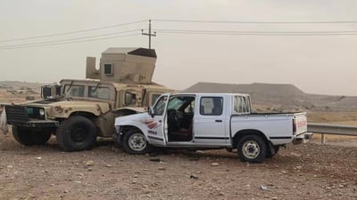 على جسر الشاي..  “بيك أب” مسرعة تصطدم بـ “همر” عسكرية متوقفة (صور)