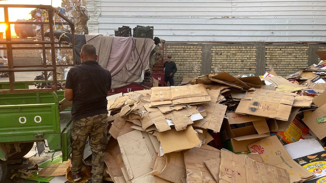 مدينة الصدر تصدّر أطنان الكارتون إلى كردستان.. صور من مكبس قطاع 1