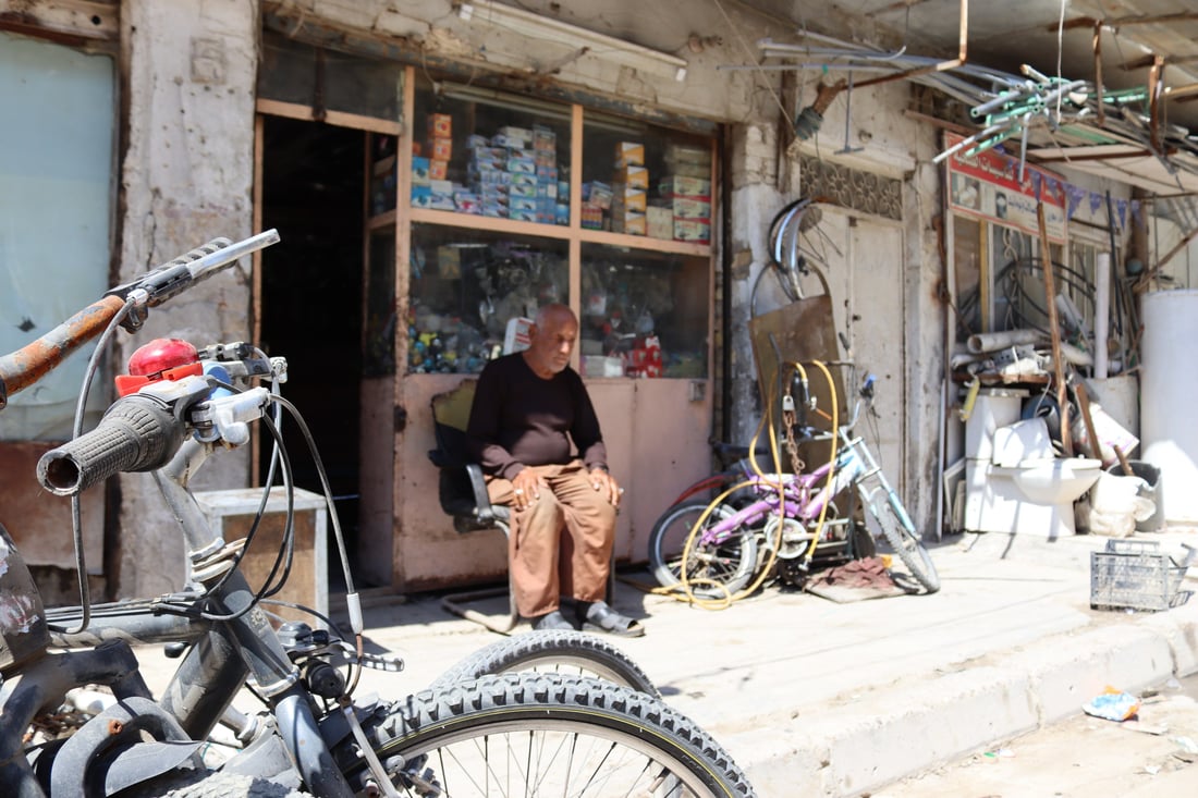 بغداد: العم “جاسم” يلهم الشبان أسرار تصليح “البايسكلات” وينعى نفسه (فيديو)