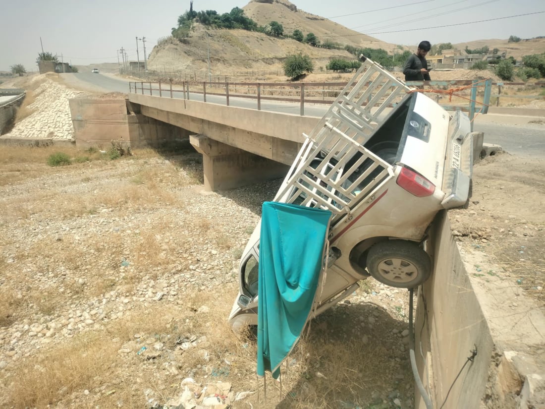صور: بيك آب معلقة بالهواء.. السائق فقد السيطرة وسقط من جسر في طق طق