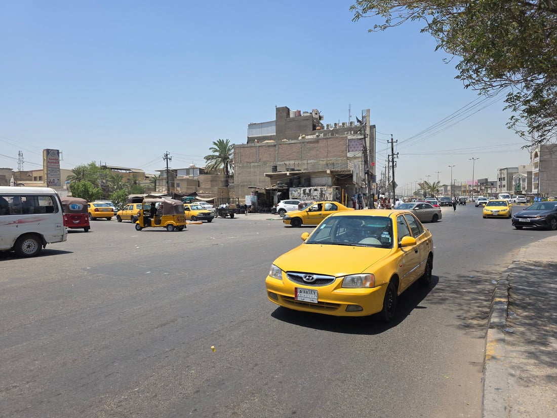 صور من بغداد: السيارات تتحرك بسلاسة نهاراً وتتقاسم الشارع مع المواكب ليلاً