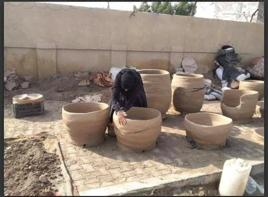 “اخبز مجاناً”.. سيدة موصلية تنصب تنور طين وسط حديقة عامة بعد ارتفاع الغاز