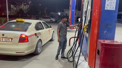 بەنزینی نۆرماڵ 100 دینار گران بووە و شۆفێرانی تەكسی دەڵێن “دەریانهێنێ”