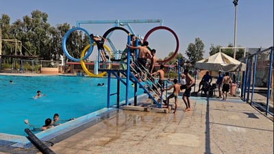 حان وقت الانتعاش.. سباحة الموصل آمنة في الهواء الطلق وأفضل من المغلق (فيديو)