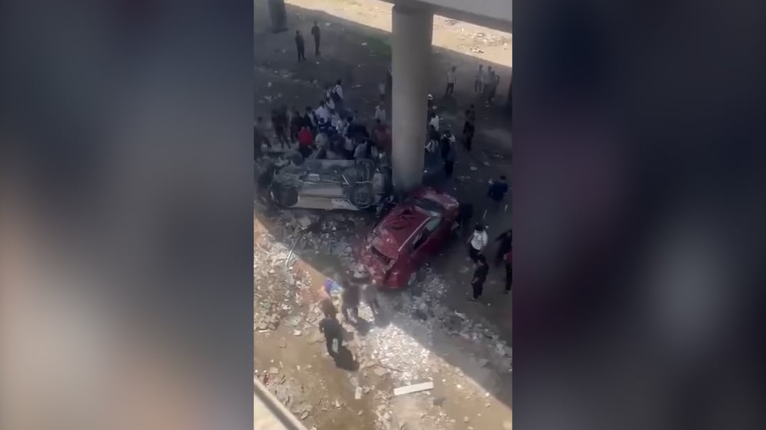 فتاتان تصادمتا وسقطتا من جسر الشعلة والاثنتين على قيد الحياة (فيديو)