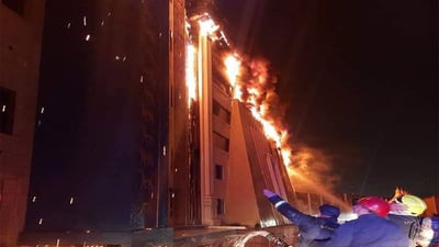 40 سيارة إطفاء.. مشاهد جديدة من محاولات تطويق الحريق الكبير في كلية التراث