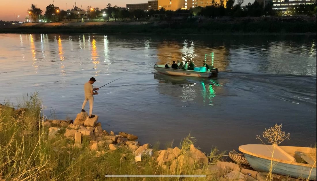 فيديو من الليل تحت جسر باب المعظم.. صيّاد حائر: سمك دجلة يهرب من “ديجيات” القوارب