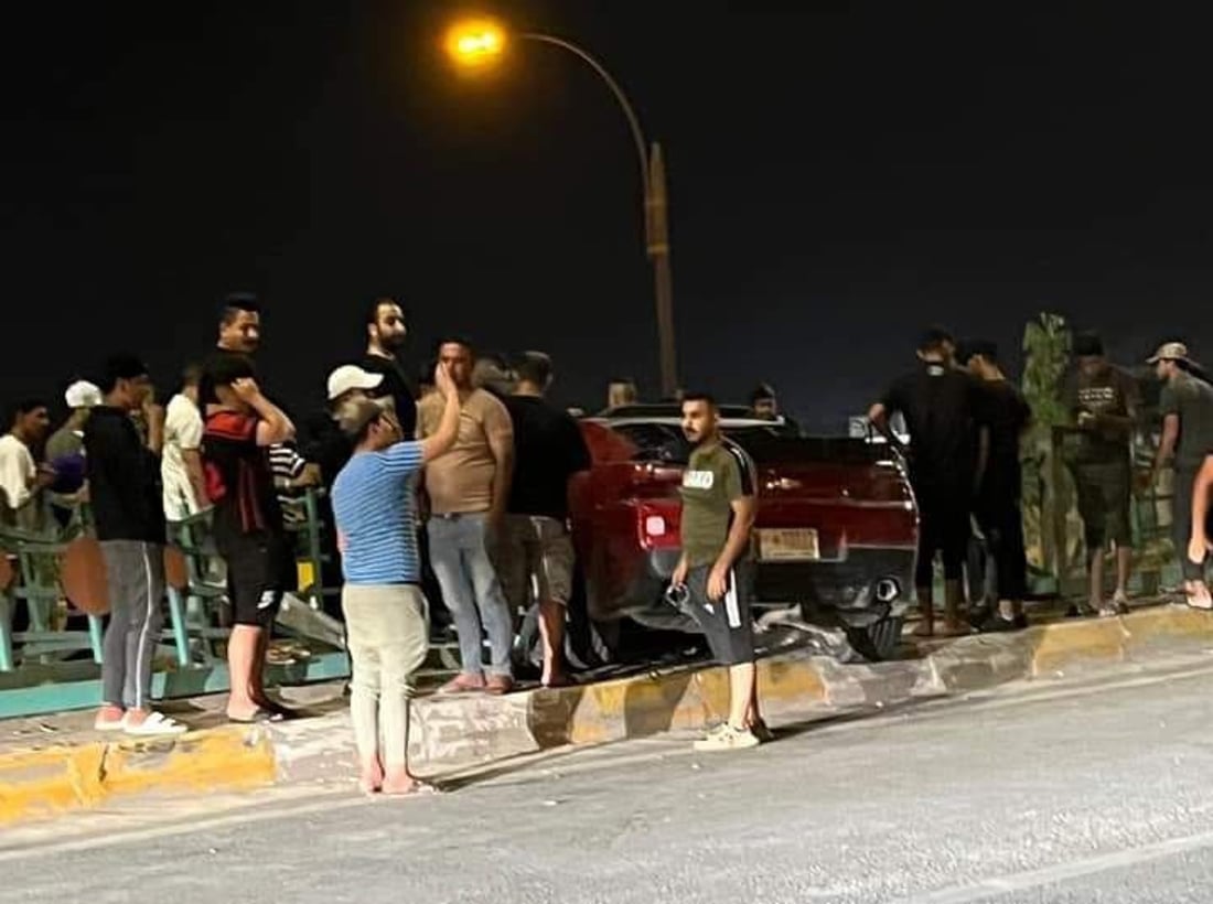 بعقوبة: سباق سيارتي ” كومارو” ينتهي بحادث مروري وتحطم احداهما (صور)