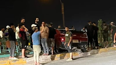 بعقوبة: سباق سيارتي ” كومارو” ينتهي بحادث مروري وتحطم احداهما (صور)