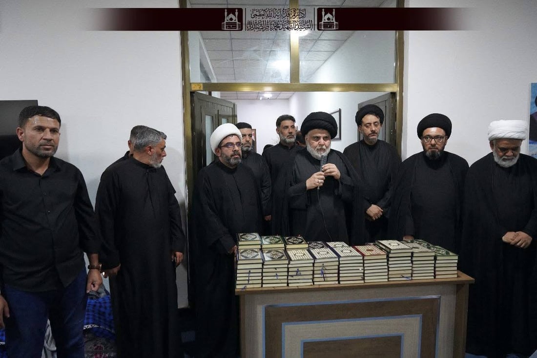 صور: مشاية أفريقيا يزورون الصدر في مرقد والده
