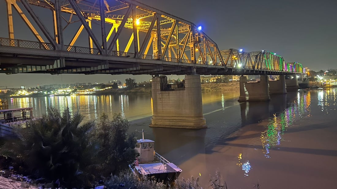 جهة الأعظمية من جسر الصرافية مظلمة.. والإنارة على جانب شارع حيفا فقط (صور)