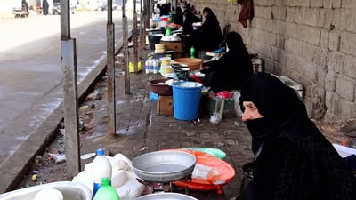 صور: بائعات “الگيمر” في الكاظمية يدفعن الأتاوة ولا يسلمن من المضايقات!