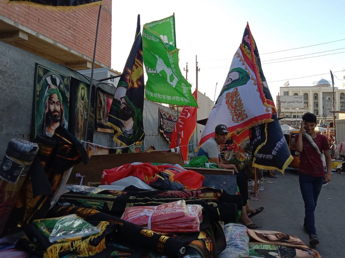 صور: سوق بغداد الجديدة يدخل موسم الأحزان بالرايات السود.. كل الأحجام بأسعار مناسبة