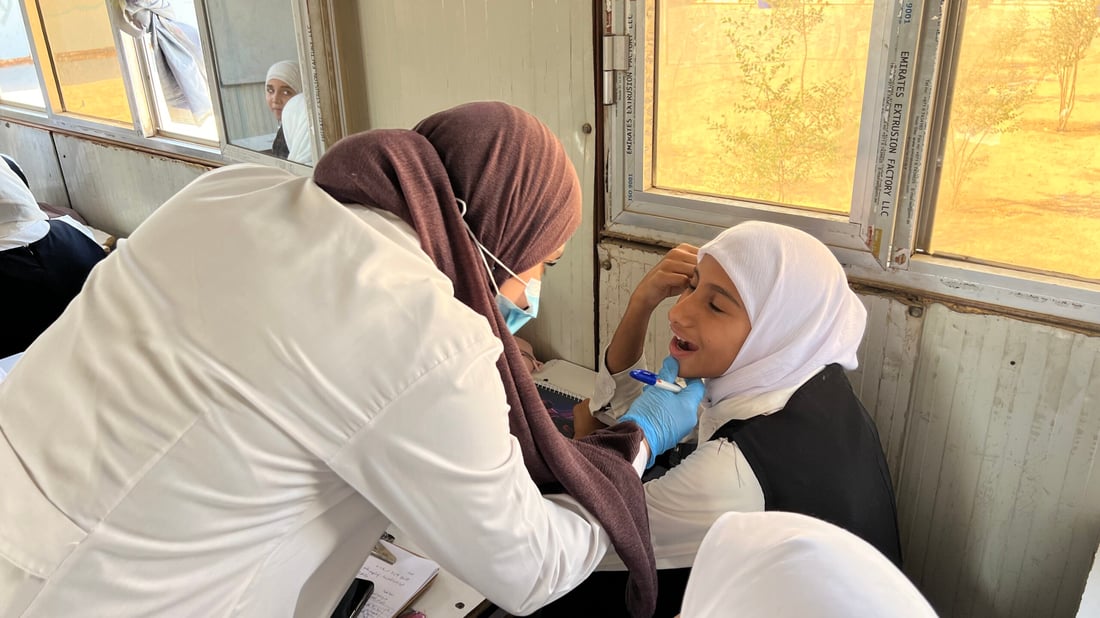 صور: فرق صحية تجوب مدارس سفوان لفحص أسنان التلاميذ.. حملة برعاية الهلال الأحمر