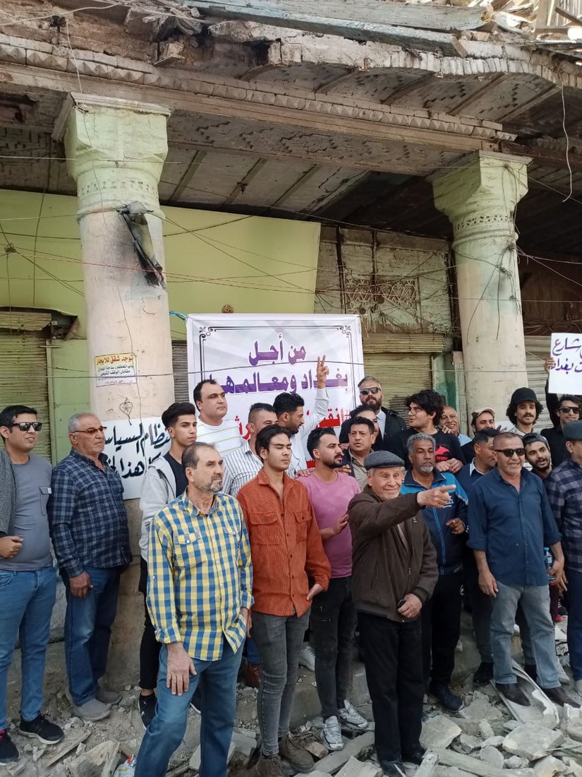 بغداد: تظاهرة فوق ركام مسرح “الهلال” التراثي.. “شارع الرشيد سيختفي”