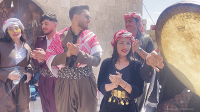 گروپێکی هونەری لە هەولێرەوە چوونەتە ئاکرێ و گۆرانی خۆش دەچڕن