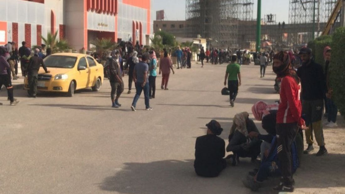 السماوة: إضراب عمال النظافة يغلق البلدية.. الاعتصام مفتوح حتى صرف الرواتب (صور)