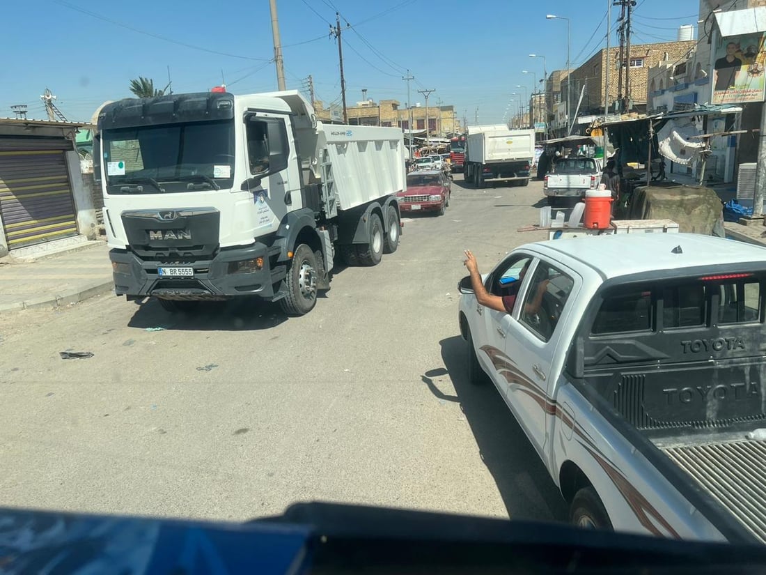 صور: البلدية تنظف أحياء الناصرية بـ “الشفلات”.. سيارات القمامة لا تعمل!
