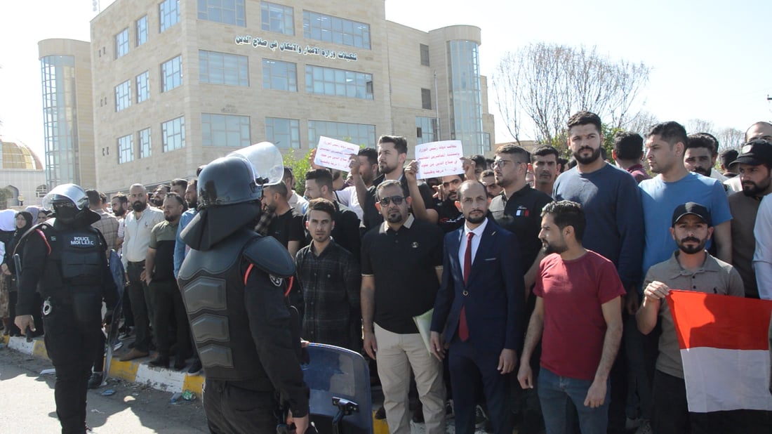 فيديو من تظاهرة صلاح الدين: رئيس مجلس المحافظة وعد المحاضرين بتعيينات