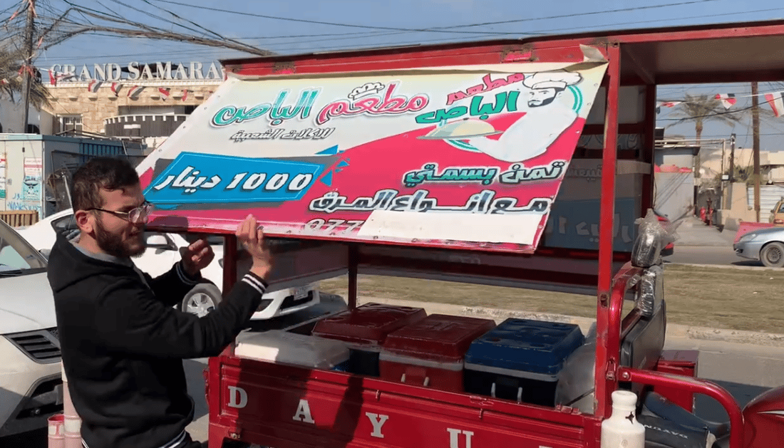 “تمن ومرق ودجاج” بـ 2000 دينار.. 10 عربات تشبع الجائعين في المنصور واليرموك (صور)