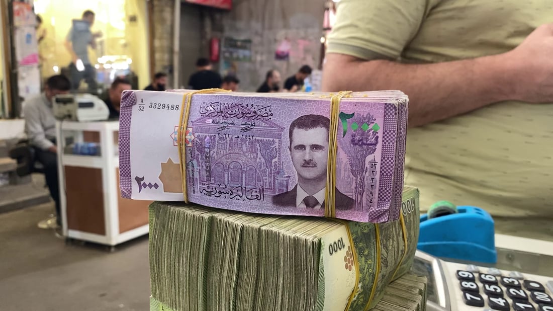 احذروا التسرع بالشراء.. الليرة السورية في العراق تشتعل وتغري المضاربين