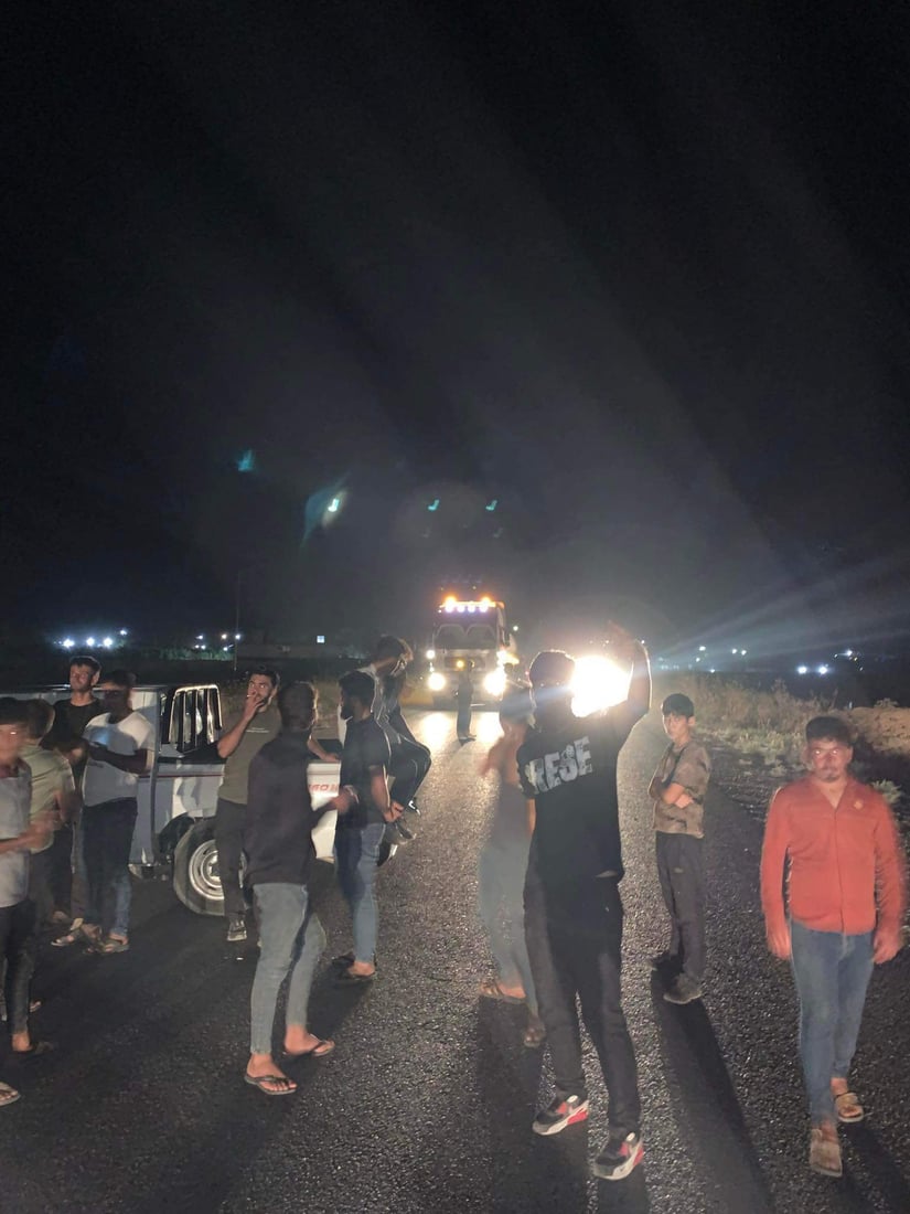 دانیشتوانى گوندێک رێگرى لە بارهەڵگرەکان دەکەن