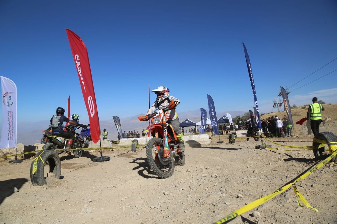 صور مبهرة من سباق الدراجات النارية على منحدرات جبل كورك الوعرة