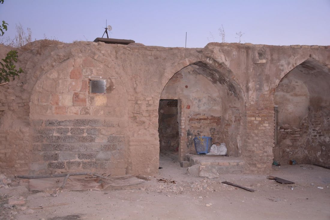 تحول إلى كراج سيارات.. باحث يطالب الحكومة بإعمار خان الضلوعية العثماني (صور)