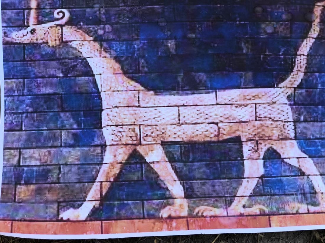 فتى أيزيدي يصنع معالم العراق من الكارتون.. بوابة عشتار وحتى أهرامات مصر (صور)