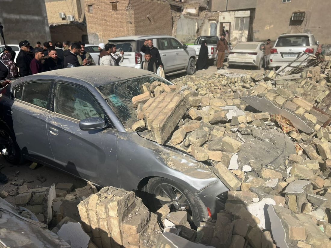 صور: تضرر 6 عجلات بانهيار مبنى قديم في السماوة