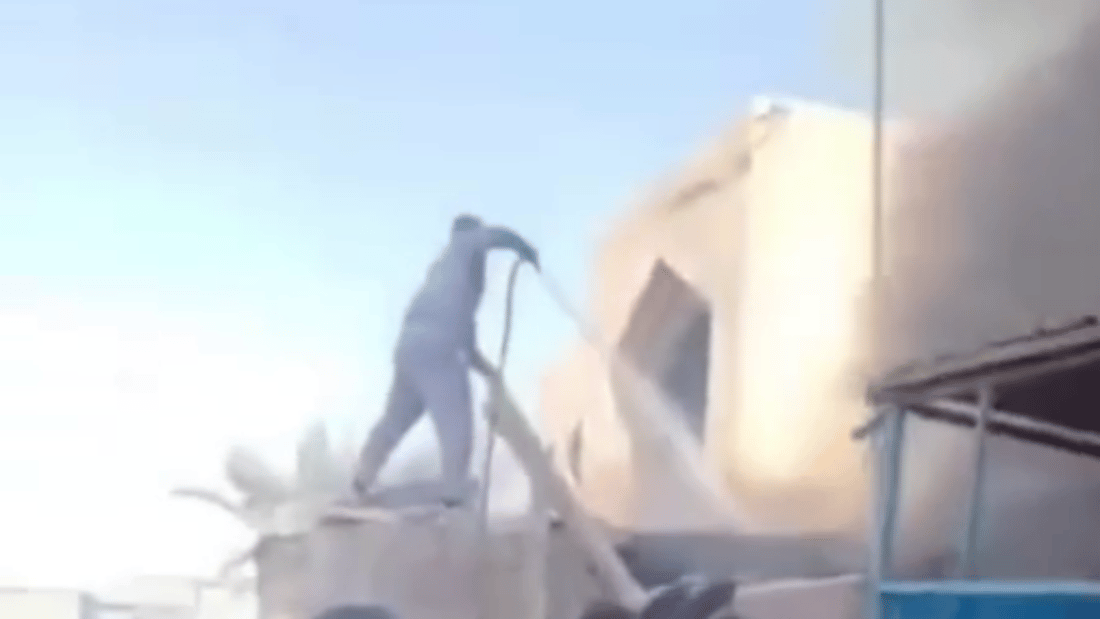 كوادر المجاري تخمد حريقاً في الفاو قبل وصول الإطفاء (فيديو)