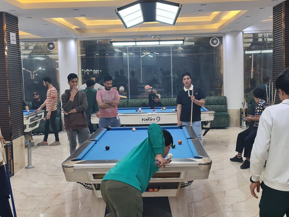 شباب السماوة يلعبون البليارد حتى الصباح.. بطولة حماسية في حي الحسين (صور)