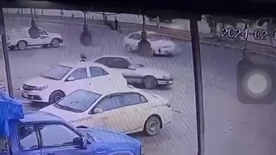 عبور الشارع في آلتون كوبري مهمة شاقة.. كاميرات المراقبة وثقت حادث دهس مروع (فيديو)
