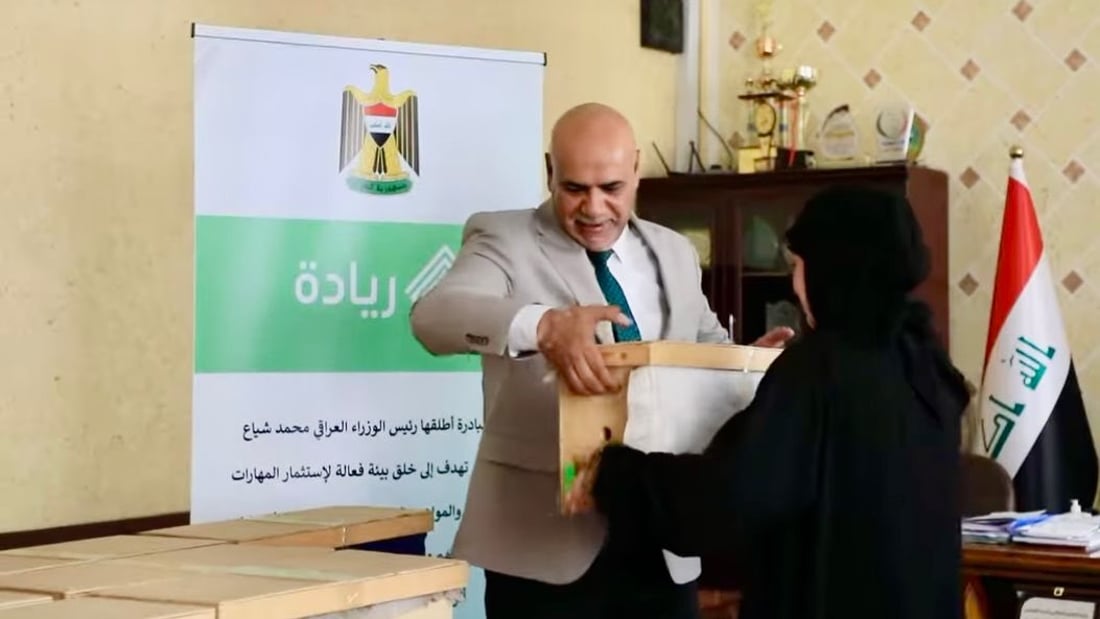 الزراعة تهدي شباباً من المثنى خلايا نحل لتطوير مشاريعهم الخاصة